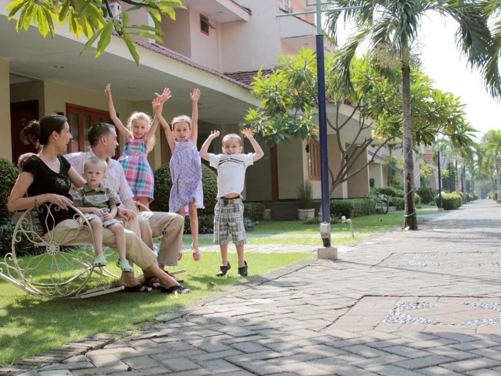 Country Heritage Resort Hotel Surabaya Exteriör bild