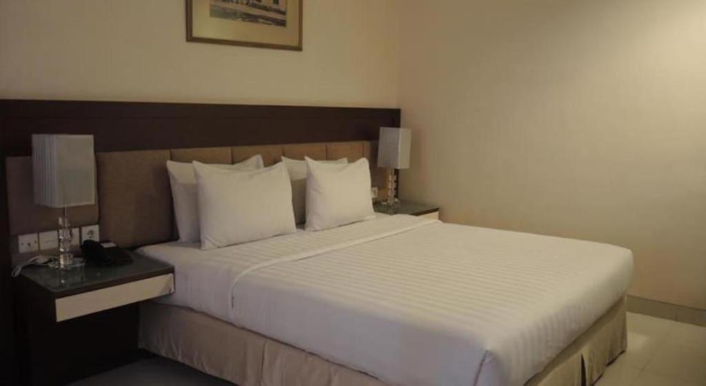 Country Heritage Resort Hotel Surabaya Exteriör bild
