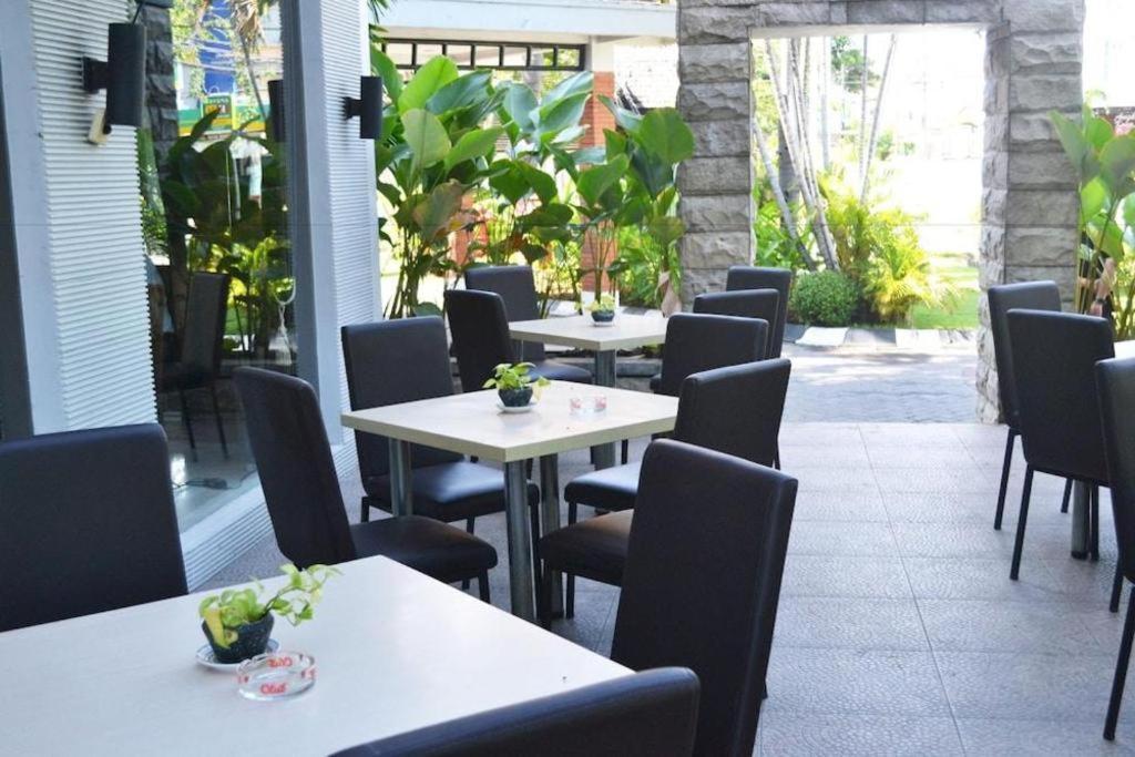 Country Heritage Resort Hotel Surabaya Exteriör bild