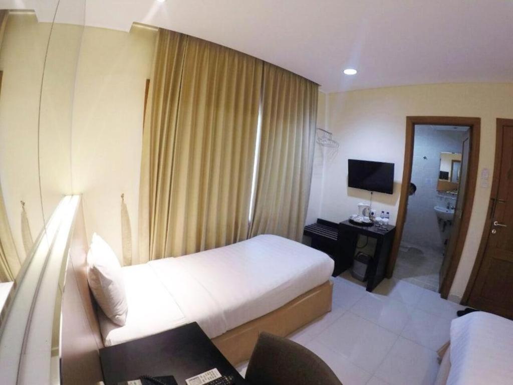 Country Heritage Resort Hotel Surabaya Exteriör bild