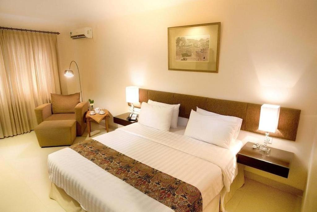 Country Heritage Resort Hotel Surabaya Exteriör bild