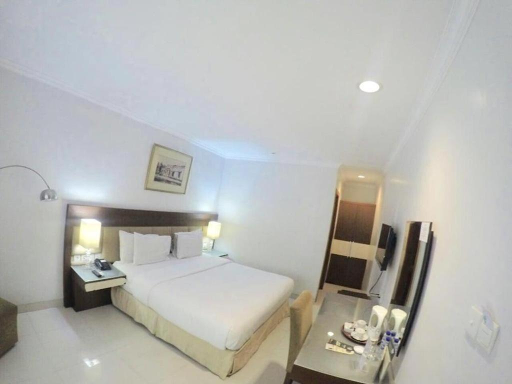 Country Heritage Resort Hotel Surabaya Exteriör bild