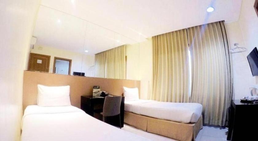 Country Heritage Resort Hotel Surabaya Exteriör bild