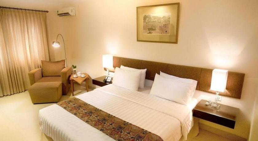Country Heritage Resort Hotel Surabaya Exteriör bild