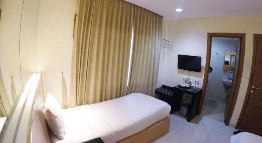 Country Heritage Resort Hotel Surabaya Exteriör bild